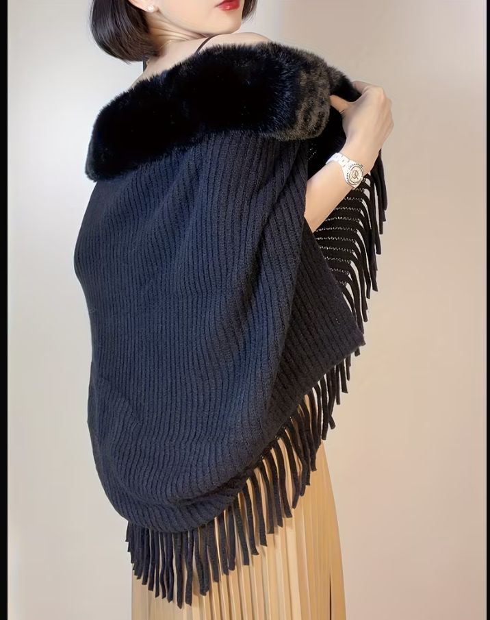 Loose-fit Batwing Poncho.