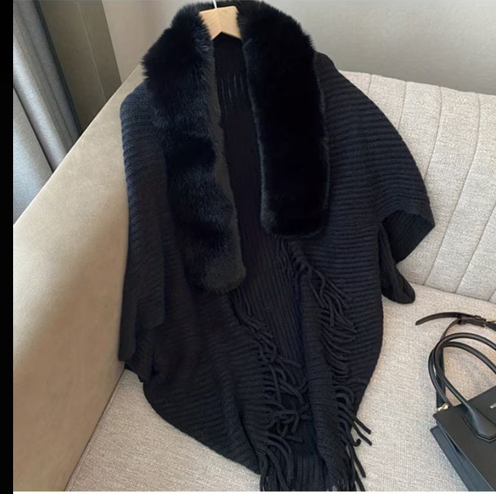 Loose-fit Batwing Poncho.